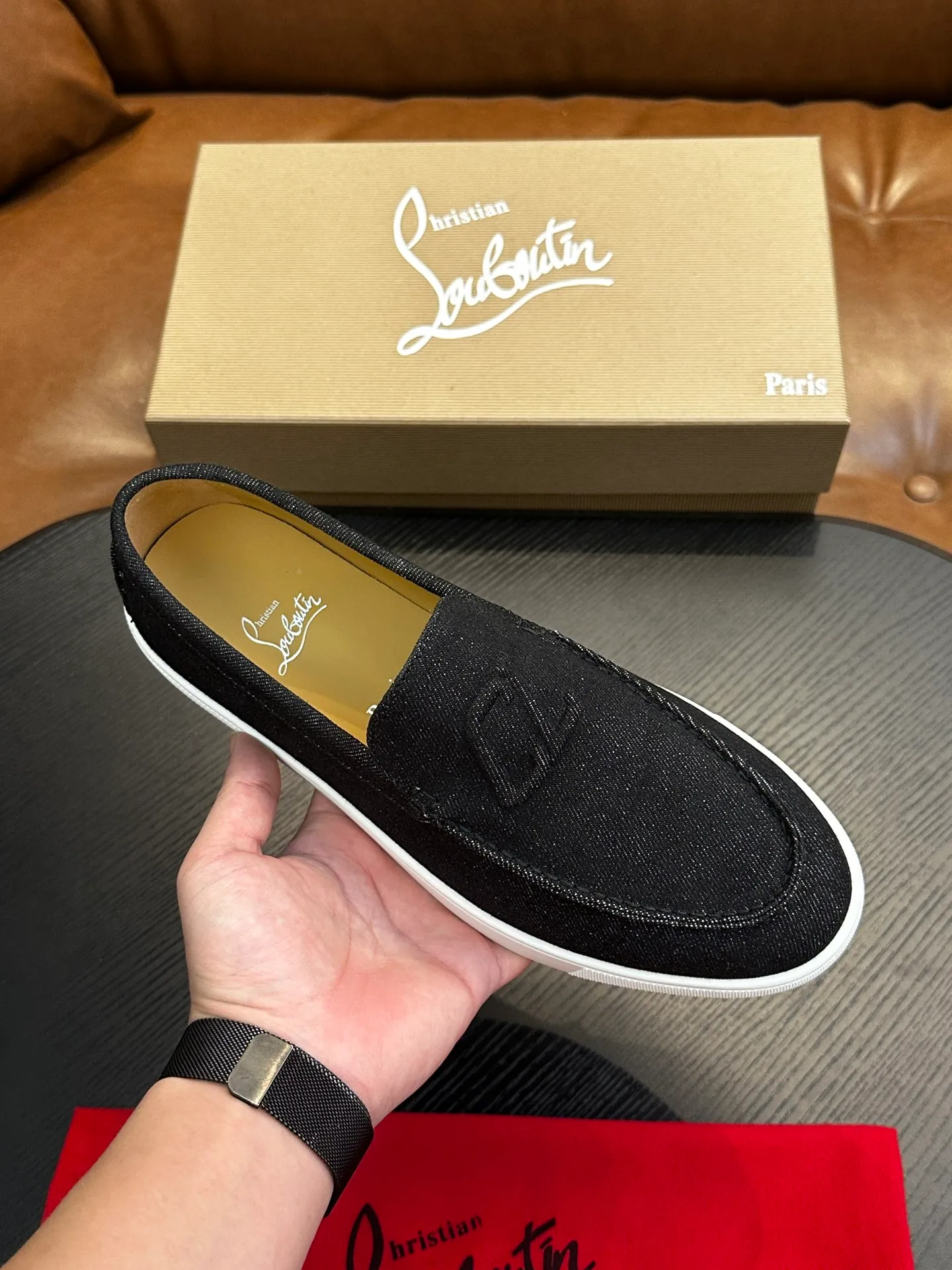 P760💰Christian Louboutin (red-soled shoes) Italian men’s casual sneakers are shipped! Each pair of shoes from this Italian handmade shoe brand has a simple and classic design, which is very comfortable and versatile! The upper fabric of this shoe is made of imported cowhide, with high-end and comfortable cowhide lining! The outsole is made of original rubber bottom sheets and is lined with cowhide! Brand-specific molded footbed, exclusive private mold control! Original box packaging, with shoe storage bag! 39 40 41 42 43 44 (38 45 46 customized)